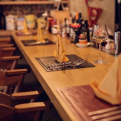 ワインバーとしても活用できる夜のカウンター席は、雰囲気も抜群