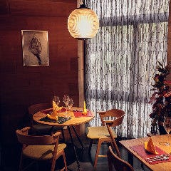 フォルムの美しい照明がお料理を照らすテーブル席でごゆっくりと