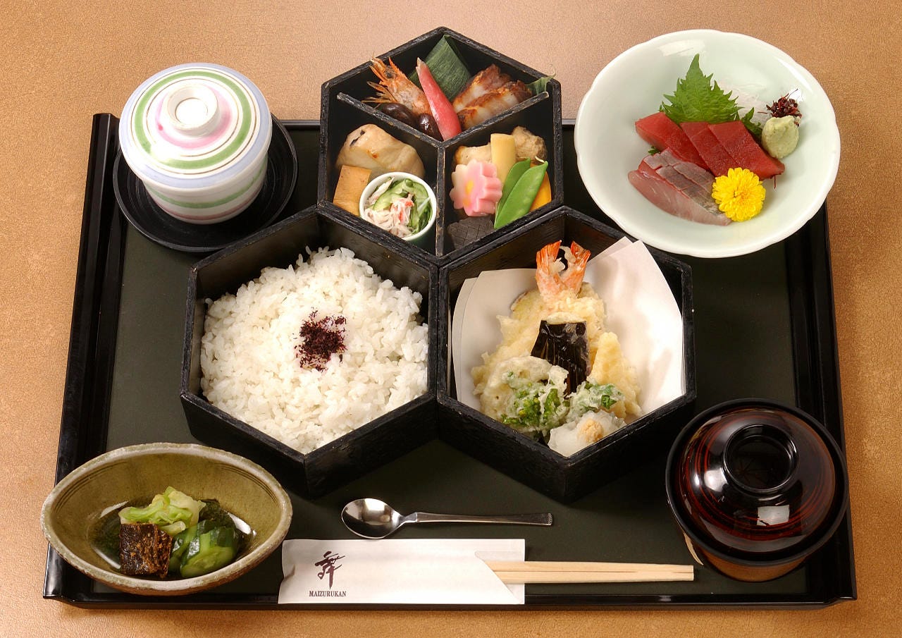 名越のおすすめランチ店『舞鶴館』の「お楽しみ弁当上三重ね」