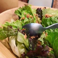 お通しの食べ放題サラダは大人気！自家製ﾄﾞﾚｯｼﾝｸﾞが美味さの秘訣