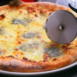 4種のチーズを使用した人気のピッツァです（テイクアウト可）