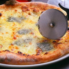 ピッツァ クワトロフォルマッジ（4種類のチーズ）