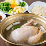 鶏の旨みがたっぷり溶け出したスープが抜群の「タッカンマリ」。