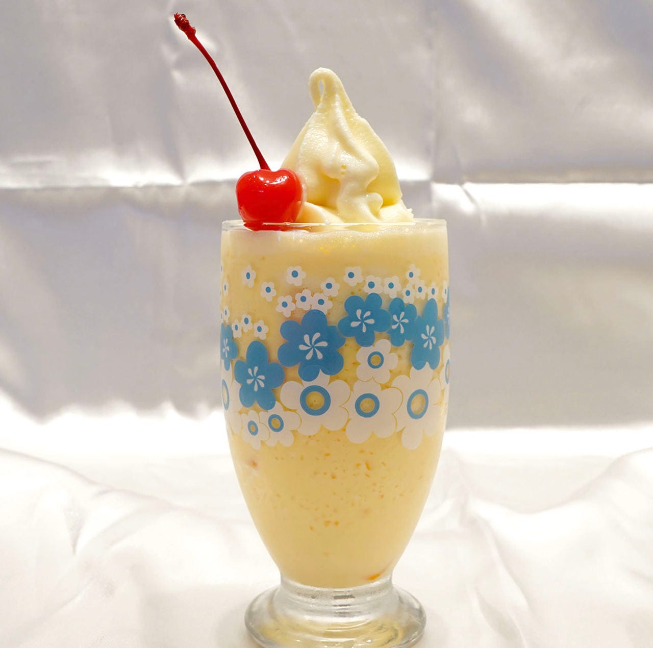 背の高いグラスに入った千成屋珈琲のミックスジュースフロート