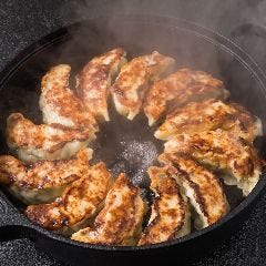 パリッパリの羽付き餃子は2人前から！職人が作る鉄鍋餃子です！