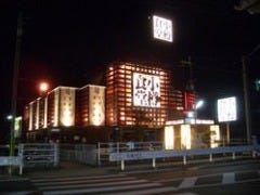 西大寺の暗闇に佇んでいるのが当店です。駐車場は38台完備。