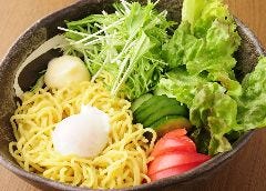 ズワイ蟹入り北海道ラーメンサラダ（画像は通常のラーメンサラダ)