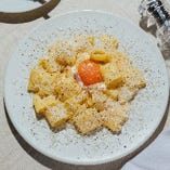 卵黄コンフィとリガトーニのカルボナーラ/ egg yolk confit and rigatoni carbonara