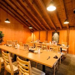 倉庫を改装した趣ただよう店内で特別な時間をお過ごしください