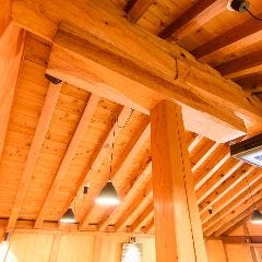 木目が美しい落ち着いた店内でワインをたしなむ至福の時間を
