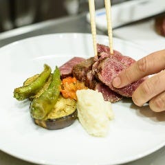 フレンチの道で修業を積んだ料理長が鮮やかな一皿へと仕上げます