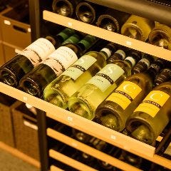 ワインセラーにはお手頃価格のワインを約30種類常備しています