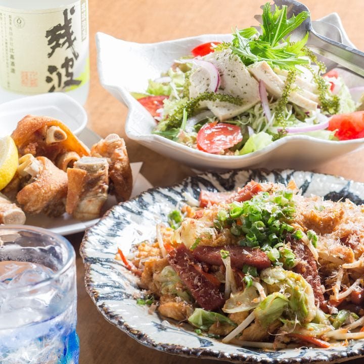 沖縄県産の食材を使用したバラエティ豊かな料理でおもてなし