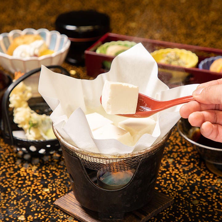 老舗の銘店が作る豆腐を使った、京都名物「湯豆腐」も人気です