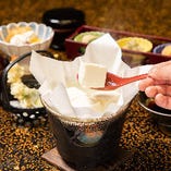 老舗の銘店が作る京都名物
人気の「湯豆腐」をお楽しみください