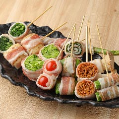 1串1串丁寧に仕込み焼き上げる、名物の野菜巻き串は必食★