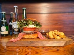ボリューム満点ベーコンエッグバーガー！コーラとの相性100％！