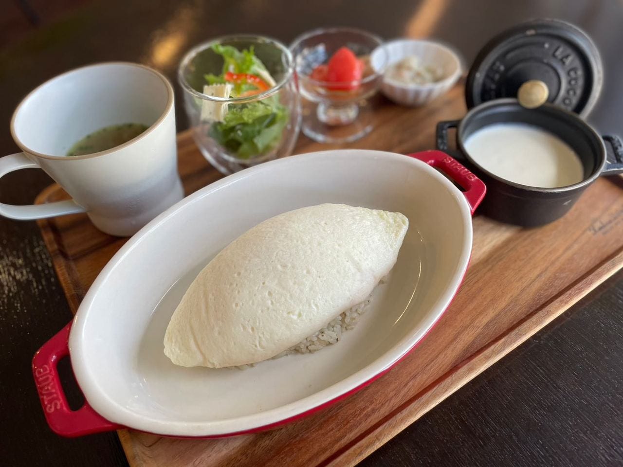 白いオーバル皿にのった白いオムライス