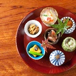 天婦羅と日本料理の彩を添えた会席。