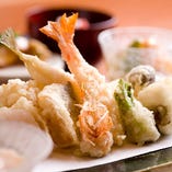 旬の素材を活かした天ぷらをお楽しみ下さい。