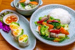 「ベジセット」彩野菜炒めごはん・野菜の生春巻・スープ ￥1580