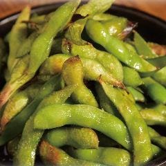 お付き出しは「ごま油香る！炙り枝豆 」おかわり自由♪