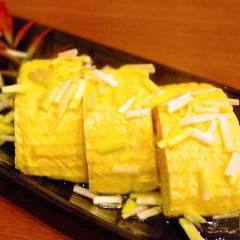 柔らかな食感の黄ニラと優しい味わいの出し巻きが相性抜群