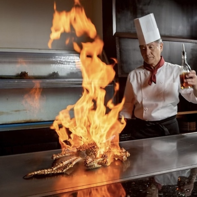 鉄板焼き 蟹割烹 宗源_五感を刺激する鉄板パフォーマンス
