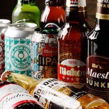 スペインを代表するビール・マオウなど世界のビールが豊富に揃う