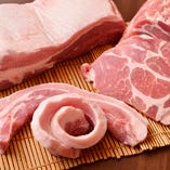 [厳選豚肉]
ジューシーさと柔らかさにこだわった豚肉を使用