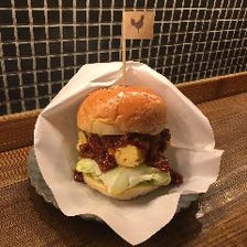 焼鳥屋の厚焼き玉子と肉味噌バーガー