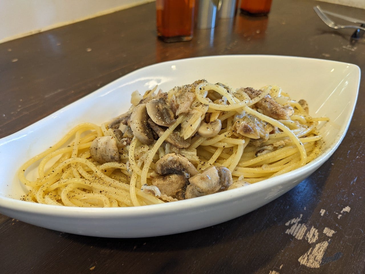 種類豊富なキノコが入ったパスタが置かれている様子