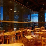 東京の空に開かれた窓にそって、カウンター席を設けております。席の間隔も広めにとっていることで、カウンターながらご予約の多い人気のお席です。