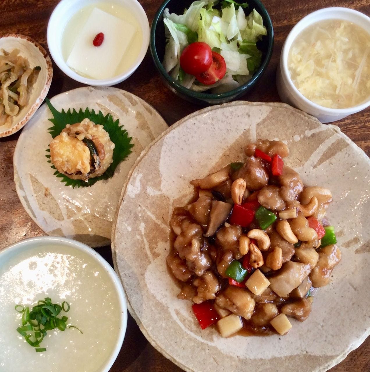 テーブルに並んだ日替わりセレクトセット