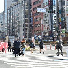 八重洲中央口前交差点の横断歩道を日本橋方向へ進みます。