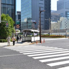 そのまま向かうと「日本橋3丁目」の交差点があるので、横断歩道を渡り、左にまがります。