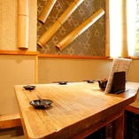 2～8名様テーブル席はいずれも壁際に設置し、ゆったりと寛いでいただける造り
