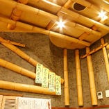 天井や壁に配した竹が落ちついた雰囲気を演出する店内で美酒と美食をお楽しみください