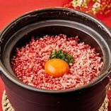 桜トロ肉と満月卵黄の土鍋ご飯