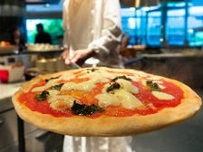石窯で焼き上げた本格的なピザ