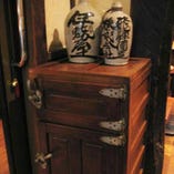 【懐かしい雰囲気】
昭和の古民具と古材がマッチする店内