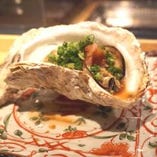 『殻付き焼き牡蠣』シンプルな牡蠣の美味しさをご堪能ください。