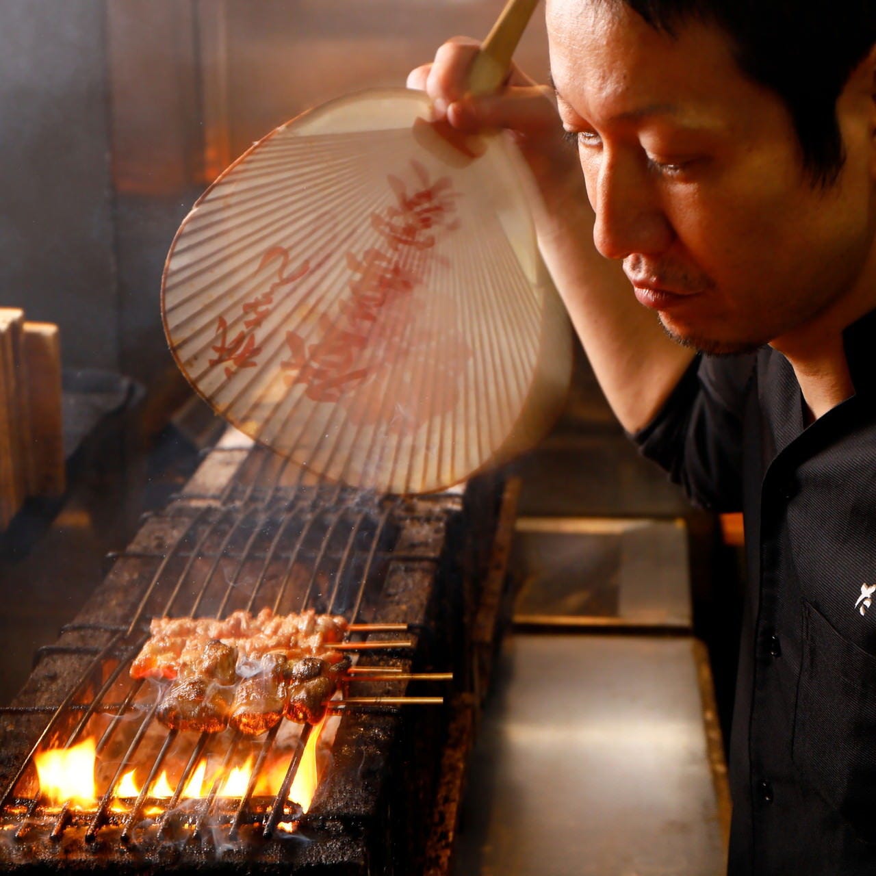 職人が高級備長炭でふっくらと焼き上げます。