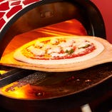 店内の窯で焼き上げる自慢のピザ
