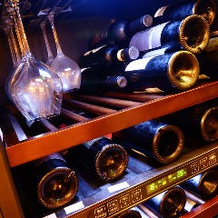 ワインは、温度と湿度を保つワインセラーで管理しています