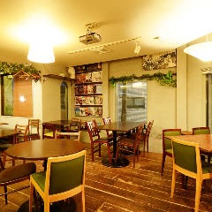 お洒落な丸テーブルや四角テーブルをご用意しています