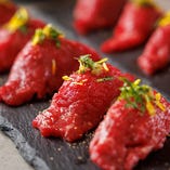 【肉寿司】
厳選和牛の肉寿司は上質な脂が乗った贅沢な逸品！