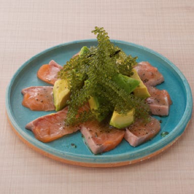 ナンクルナイサ きばいやんせー さいたま新都心店_サーモンアボカドカルパッチョと海ぶどう