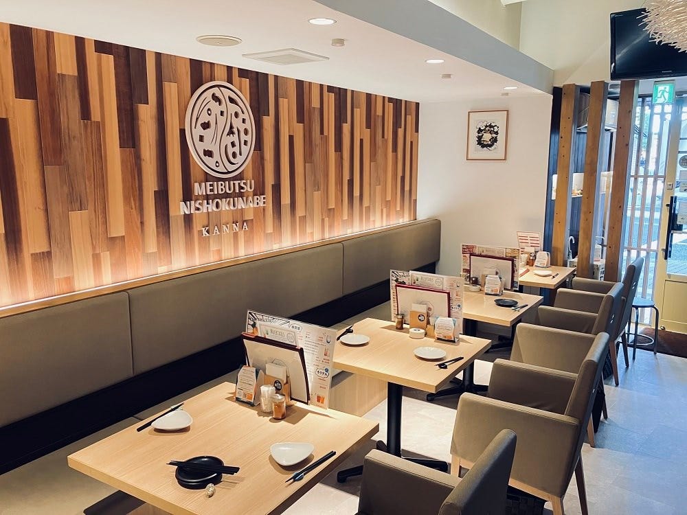 落ち着いた雰囲気の店内に並ぶテーブルと椅子