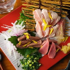 九州醤油で食べる鶏刺し三種盛り